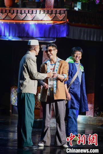 圖為西藏本土話劇《八廓街北院》演出現(xiàn)場。　貢嘎來松 攝
