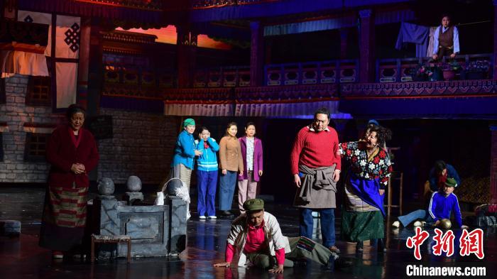 圖為西藏本土話劇《八廓街北院》演出現(xiàn)場?！∝暩聛硭?攝