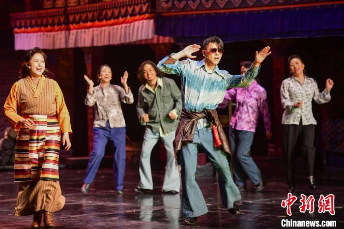 圖為西藏本土話劇《八廓街北院》演出現(xiàn)場?！?攝