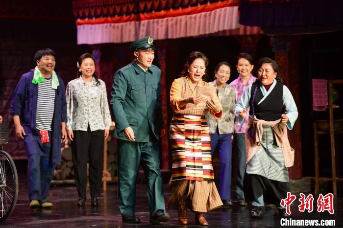 圖為西藏本土話劇《八廓街北院》演出現(xiàn)場。　貢嘎來松 攝