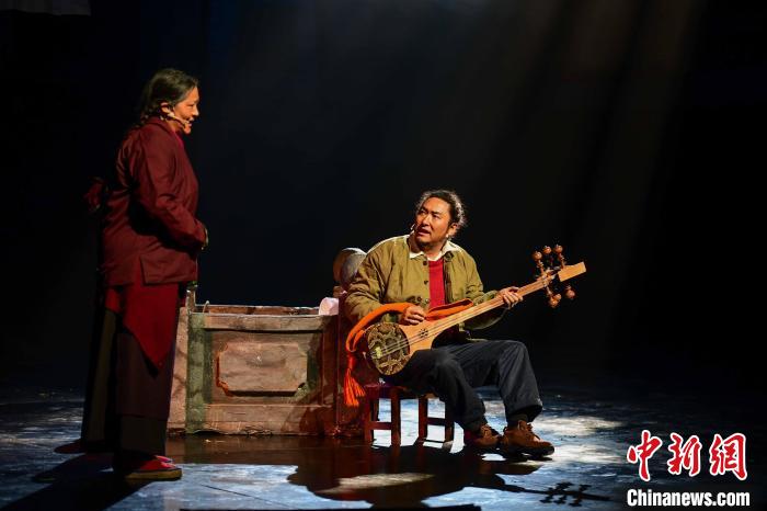 圖為西藏本土話劇《八廓街北院》演出現(xiàn)場?！∝暩聛硭?攝