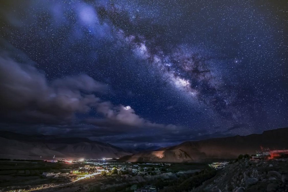 絕美星河。貢覺(jué)群培攝