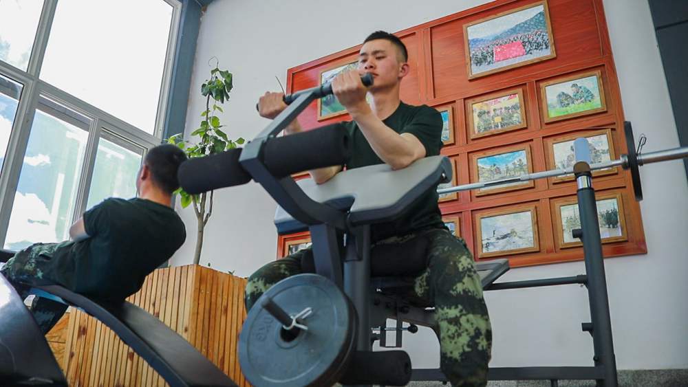 官兵正在陽光棚內自我健身。