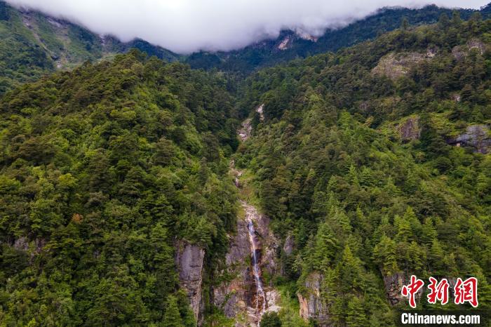 勒布溝的瀑布?！〗w波 攝