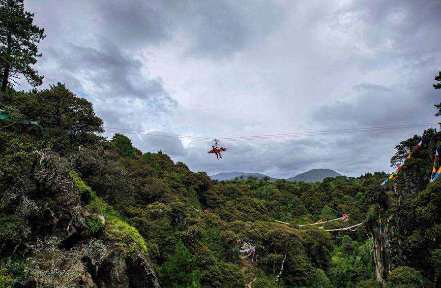 救援實(shí)戰(zhàn)訓(xùn)練中，消防員在云中漫步。西繞拉翁攝