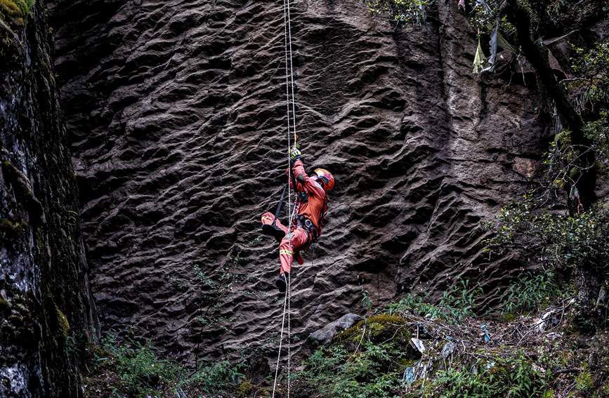 救援實(shí)戰(zhàn)訓(xùn)練中，消防員垂直攀爬。西繞拉翁攝