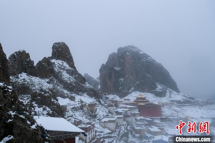 雍仲苯教孜珠寺風(fēng)光?！〗w波 攝