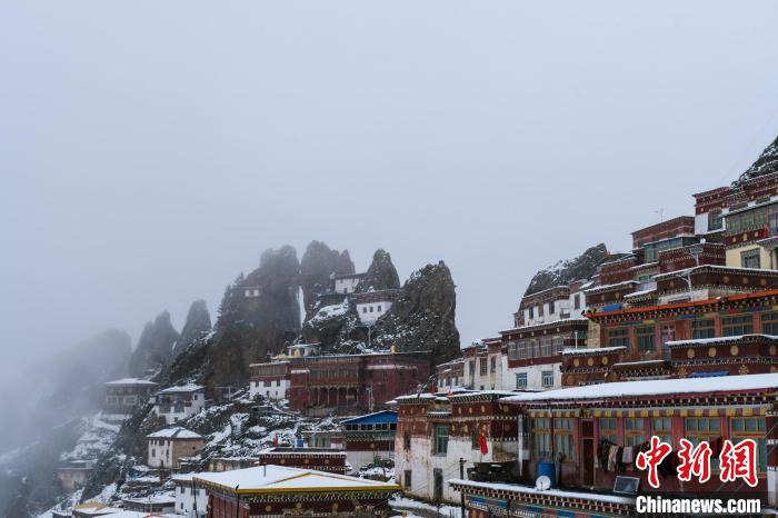 云霧環(huán)繞的孜珠寺。　江飛波 攝