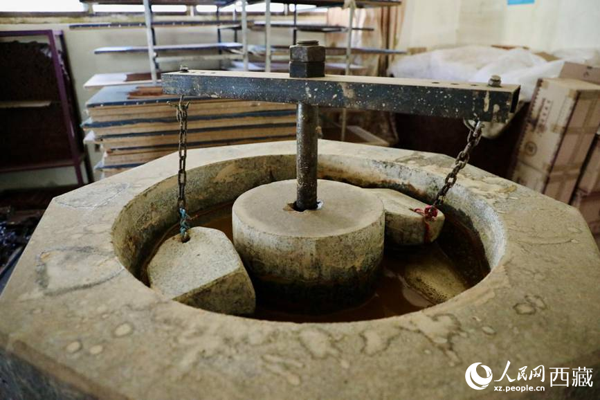 制作藏香的原料用石頭混合研磨。人民網(wǎng)記者 次仁羅布攝