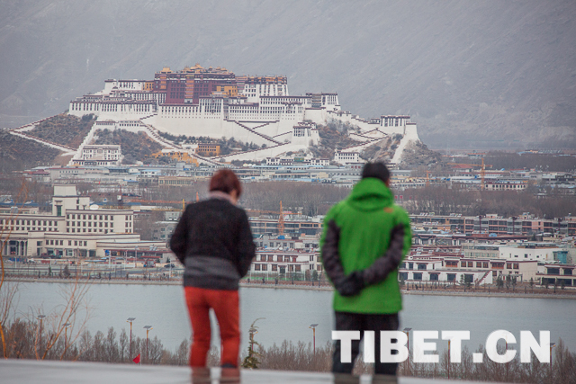 游客遠(yuǎn)眺布達(dá)拉宮