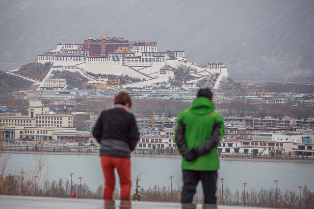 游客遠(yuǎn)眺布達(dá)拉宮  攝影：趙耀.jpg