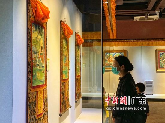 80余幅國(guó)家級(jí)非遺大師希熱布唐卡作品東莞展出。圖為充滿神秘色彩的唐卡作品吸引人駐足觀看(徐倩 攝)