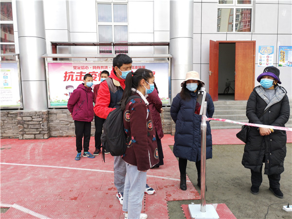 圖片默認標題_fororder_1、學生排隊進入校園-攝影-左斌