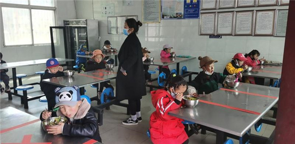 圖片默認標題_fororder_3、錯峰就餐的學生們-攝影-左斌