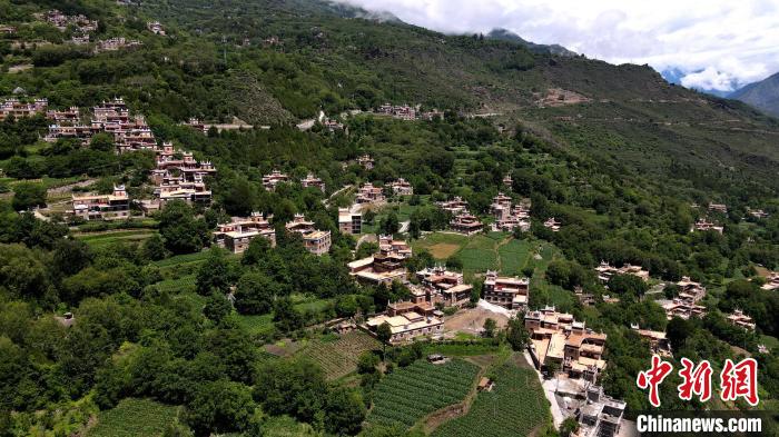 四川丹巴村民洛太的民宿致富夢：“除了好政策，自己更要有干勁”