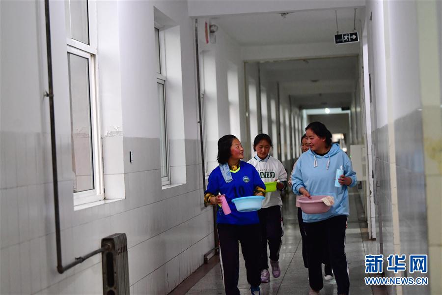 （體育·專題）（23）足球——踢球吧！草原女孩