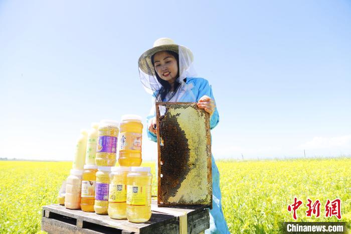 圖為蜂農(nóng)現(xiàn)場展示蜂產(chǎn)品?！●R銘言 攝