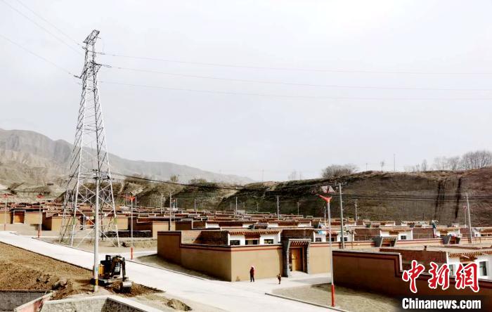 圖為來玉村易地扶貧搬遷后的新家園。尖宣 供圖