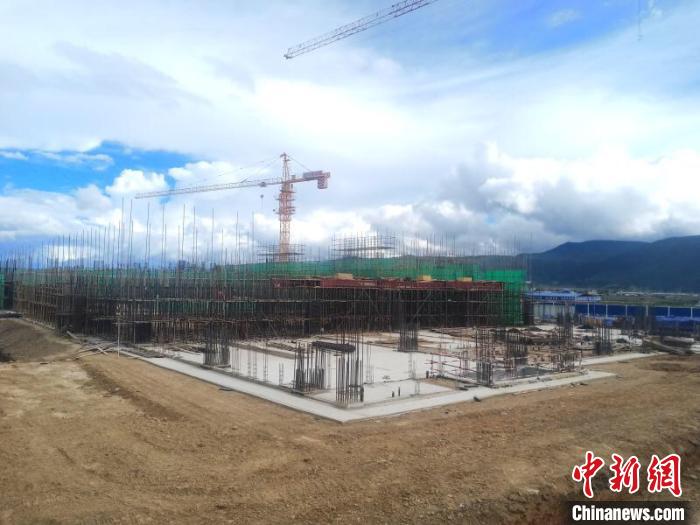 圖為香格里拉站實現(xiàn)封頂。中國鐵路昆明局集團供圖