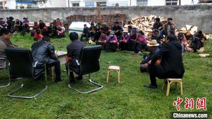 村民接受防火常識(shí)教育。若爾蓋縣林業(yè)和草原局供圖