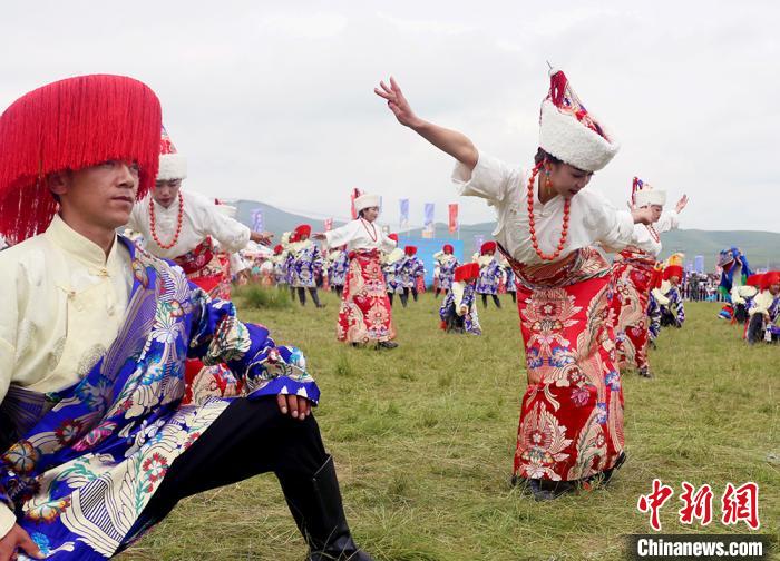 當(dāng)?shù)孛癖姎g慶香浪節(jié)。　高展 攝