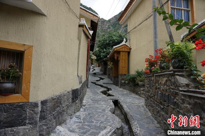 沿溪流分布的若吉村民宿?！∽g 攝