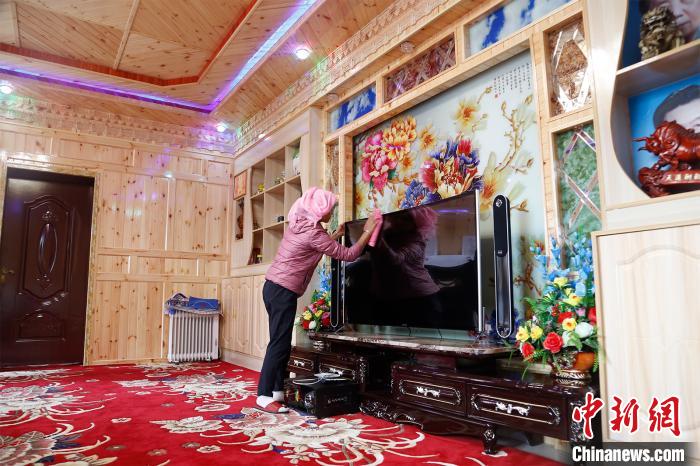 圖為做家務(wù)的項青達(dá)杰妻子?！●R銘言 攝