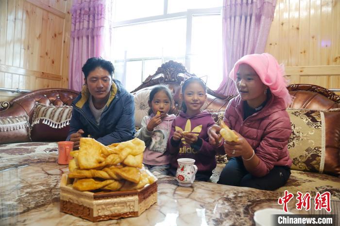 圖為項青達(dá)杰一家人合影?！●R銘言 攝