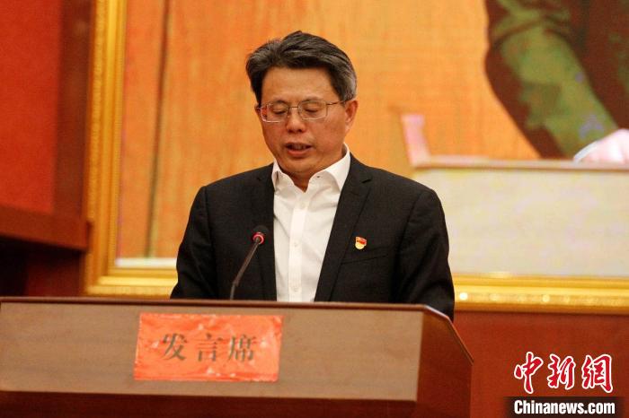 圖為果洛州委常委、副州長(zhǎng)、上海市援青聯(lián)絡(luò)組組長(zhǎng)馮志勇總結(jié)對(duì)口支援十年工作?！」逯菸麄鞑抗﹫D 攝