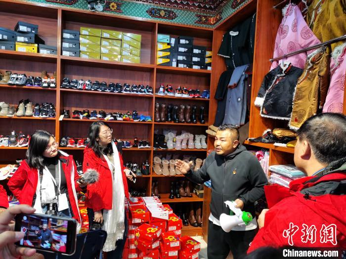 圖為中外媒體在玉樹州玉樹市甘達(dá)村采訪。　張?zhí)砀?攝