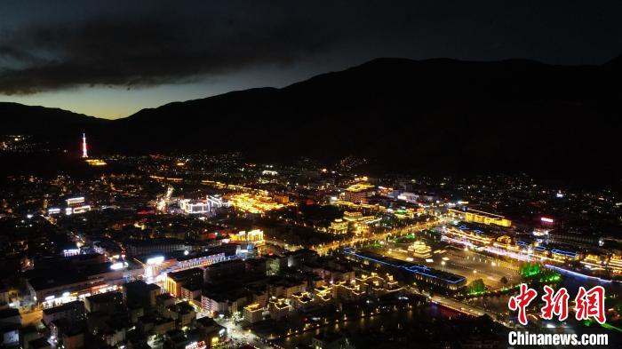 圖為玉樹市城市建設(shè)?！√K丹 攝