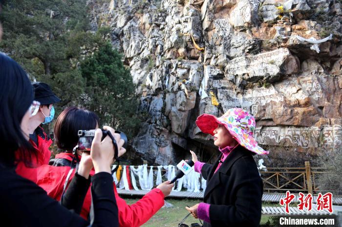 圖為中外媒體在玉樹州玉樹市采訪文旅融合情況?！?zhí)砀?攝