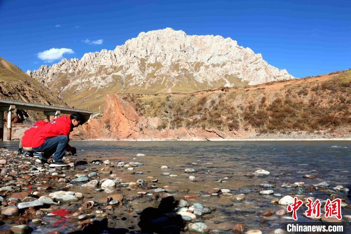 圖為中外記者在雜多縣境內(nèi)的瀾滄江干流采訪當(dāng)?shù)厣鷳B(tài)保護情況。　張?zhí)砀?攝