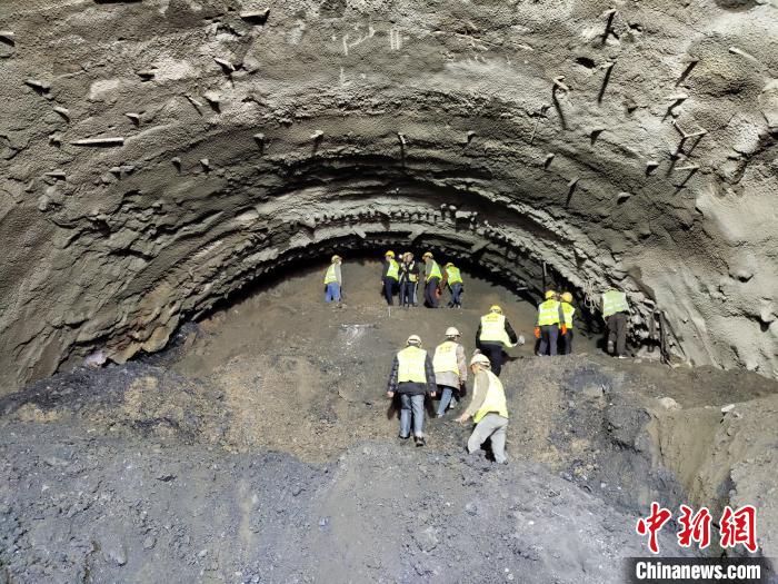 圖為久馬高速查針梁子隧道施工現(xiàn)場(chǎng)?！⊥貔i 攝