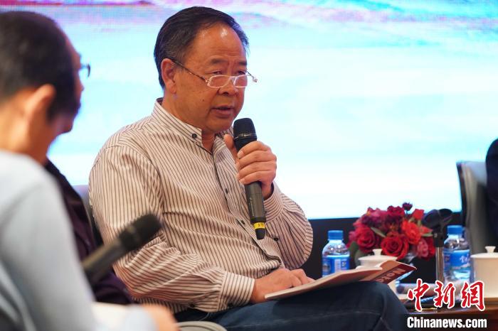 圖為青海省藝術(shù)研究所所長、文化學(xué)者耿占坤發(fā)表觀點?！√K丹 攝