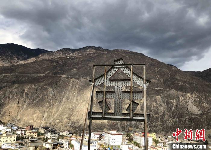 圖為處在山巒腳下的奔子欄?！】姵?攝