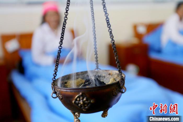 圖為藏醫(yī)熏藥療法。　高展 攝