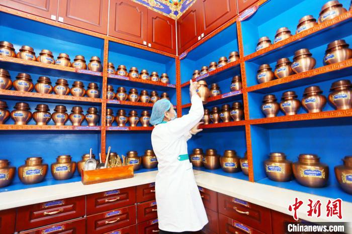 近年來，夏河縣藏醫(yī)醫(yī)院在基礎(chǔ)設(shè)施、醫(yī)療服務(wù)、業(yè)務(wù)拓展、人才梯隊、制度建設(shè)等都發(fā)生了巨大變化。　高展 攝