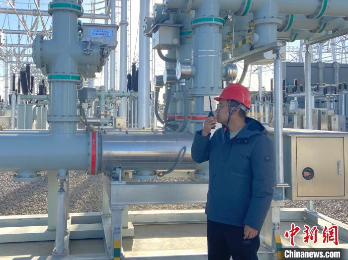 圖為國網(wǎng)青海檢修公司專業(yè)人員在沙柳變電站驗(yàn)收設(shè)備?！√岂?攝