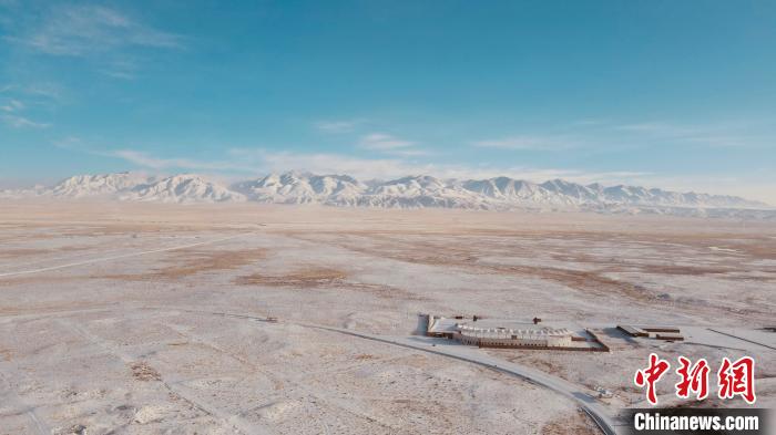 圖為冬季茶卡天空壹號(hào)景區(qū)?！±罱瓕?攝