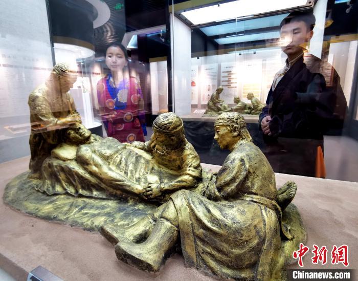 圖為模擬的藏醫(yī)眼科手術(shù)場景?！?zhí)砀?攝