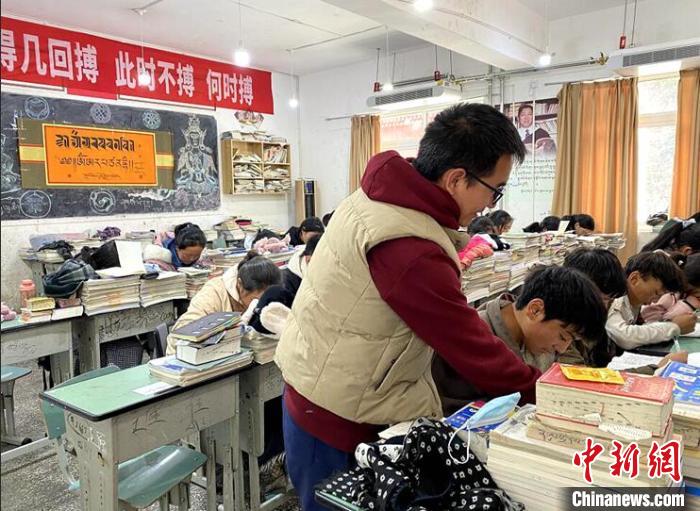 學(xué)生在免費(fèi)輔導(dǎo)班上課。　尼瑪初 攝