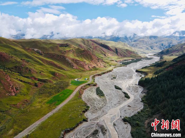 資料圖為祁連山國家公園青海片區(qū)?！±罱瓕?攝