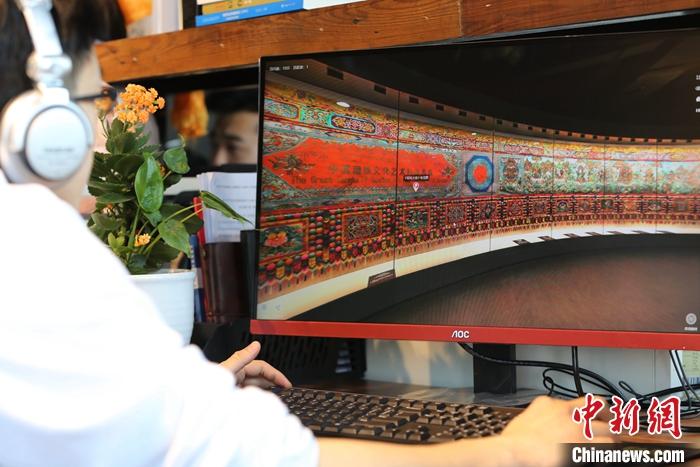 2月23日，青海西寧，市民利用VR瀏覽長達(dá)608米的《中國藏族文化藝術(shù)彩繪大觀》。農(nóng)歷辛丑牛年新年“巧遇”藏歷鐵牛新年，青海高原農(nóng)牧民特別是生活在城市的藏族民眾，正享受從“流口水”的糌粑到“鎮(zhèn)館之寶”VR體驗的味覺、視覺“大餐”之變。<a target='_blank' ><p  align=