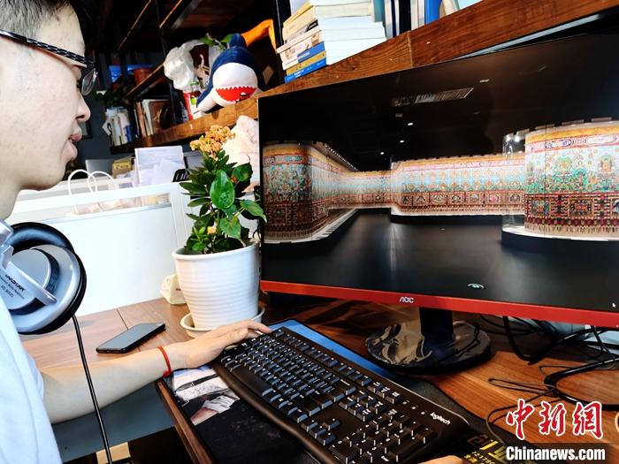 2月23日，青海西寧，市民利用VR瀏覽長(zhǎng)達(dá)608米的《中國(guó)藏族文化藝術(shù)彩繪大觀》。農(nóng)歷辛丑牛年新年“巧遇”藏歷鐵牛新年，青海高原農(nóng)牧民特別是生活在城市的藏族民眾，正享受從“流口水”的糌粑到“鎮(zhèn)館之寶”VR體驗(yàn)的味覺(jué)、視覺(jué)“大餐”之變。<a target='_blank' ><p  align=