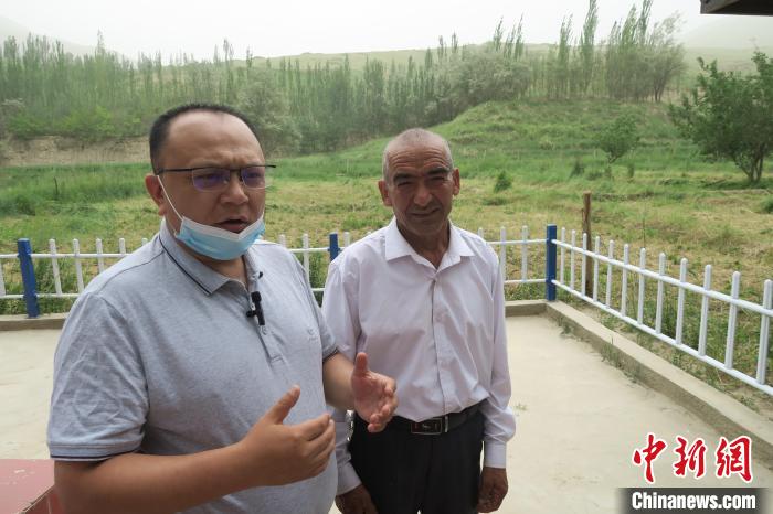 圖右為普魯村當年迎接進藏先遣連入村的見證者后代西日普·依布地?！畛坛?攝