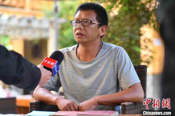 圖為和澗秋接受記者采訪?！⑷疥?攝