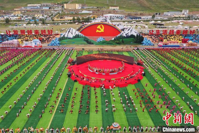 圖為玉樹藏族自治州成立70周年慶祝大會現(xiàn)場。　馬銘言 攝