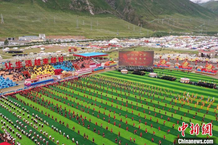 圖為玉樹藏族自治州成立70周年慶祝大會現(xiàn)場?！●R銘言 攝