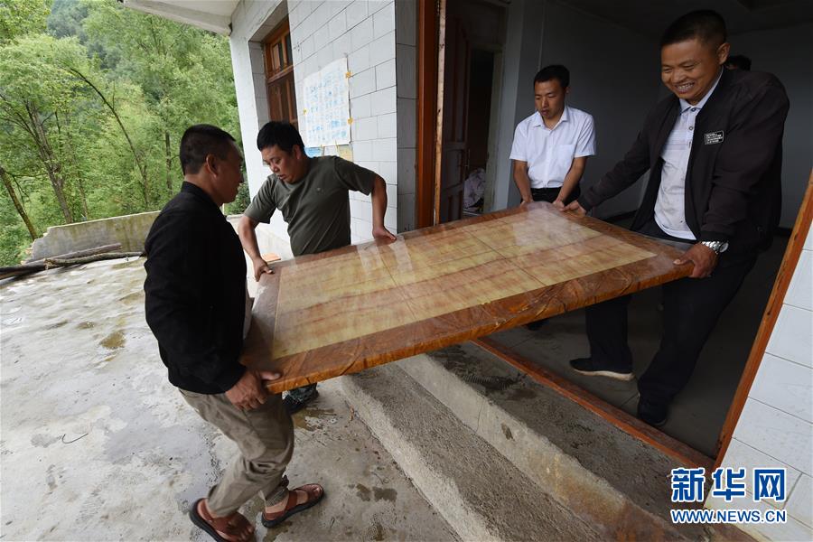 （新華全媒+）（7）千里“挪窩”，踏實(shí)開(kāi)啟新生活